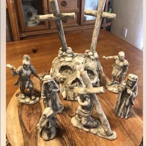 EASTER CRUCIFIXION FIGURE SET